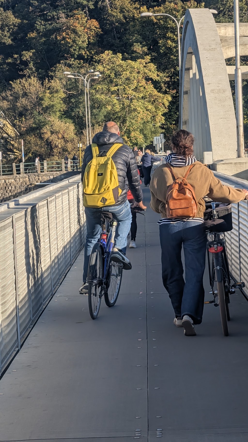 Zosadnúť z bicykla! Mestská polícia si posvietila na Krajinský most, prevencia zafungovala okamžite